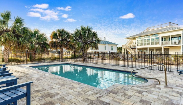 POMPANO Beach studio with pool. Lovely Couple's Getaway… Steps to beach