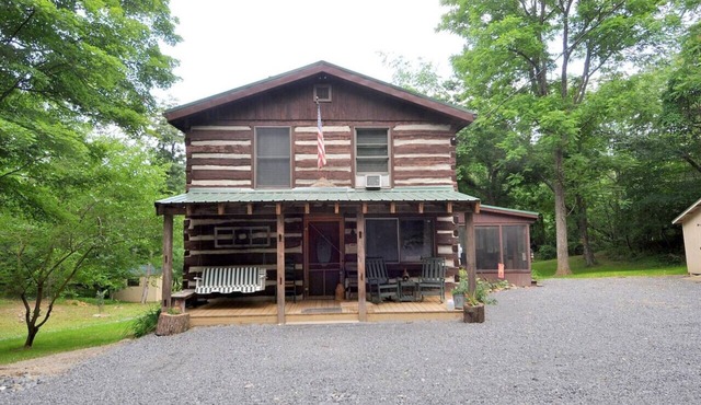Pondview Cabin - pond, log cabin, wifi, screen porch, deck, hiking, king bed