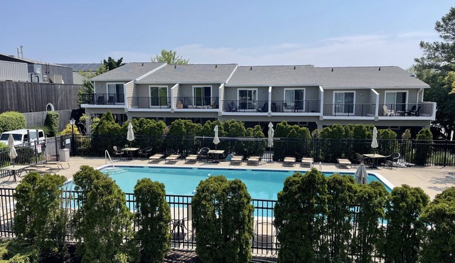 POOL, 2 BD/2.5 BA, 4 blocks to the beach or town, sleeps 6