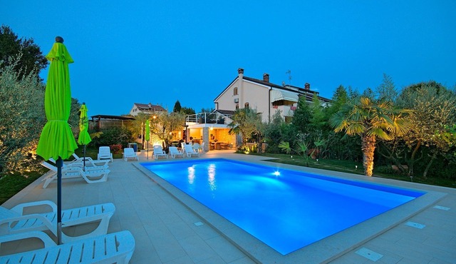 Pool, 400m from the beach, sea view, air-conditioned, garden