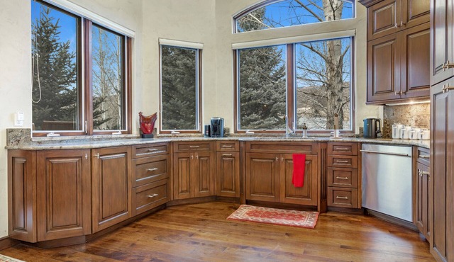 Pool Access, Private Hot Tub, 2 Living Rooms, Bedrooms with Ensuite Baths