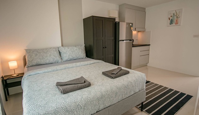 Pool access Studio room, Wi-Fi w/garden, walking distrance to the beach