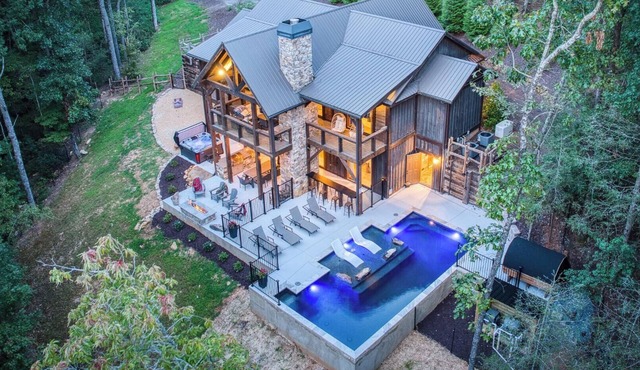 Pool, Barrel Sauna, Hot Tub, 4 King Suites, Tree-top Playground!