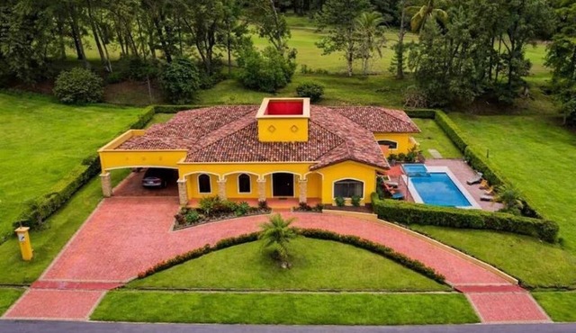 Pool Concierge Golf Course Close to SJO