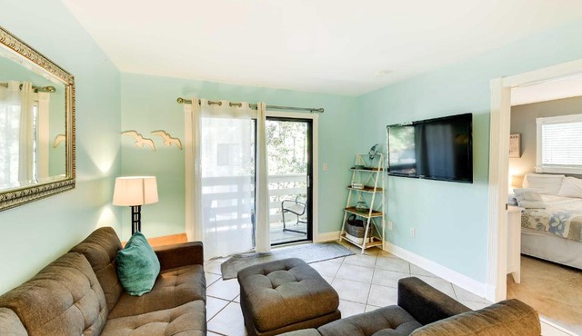Pool Deck Access & Walk to Beach: Hilton Head Unit