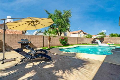 Pool fireplace 5 mi from West Gate