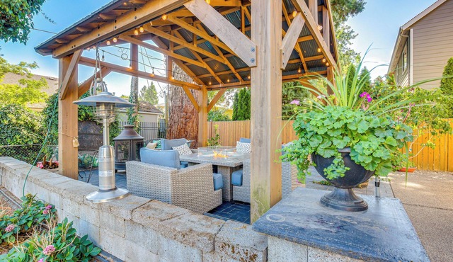 Pool, Hot Tub + Fire Pit: Family Home By U of O!