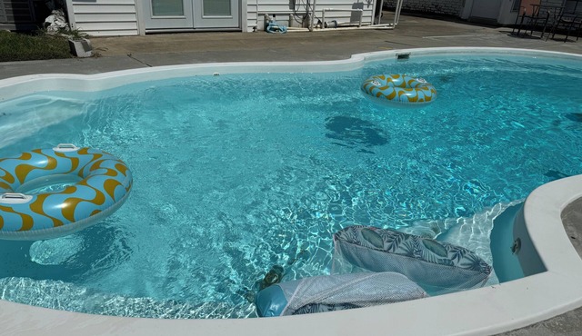 Pool House! Great large house for family vacation