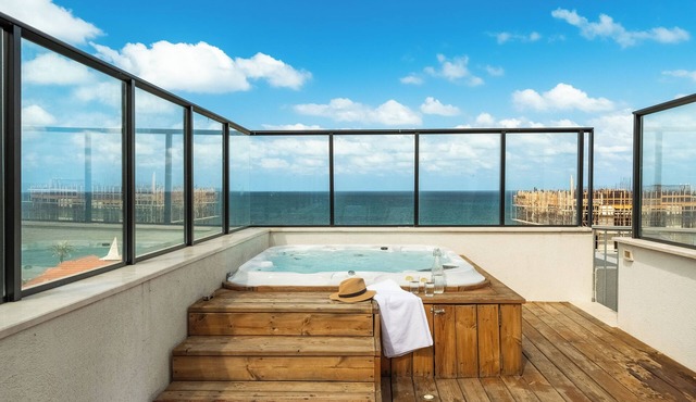 Pool & Jacuzzi Penthouse by Sea N' Rent