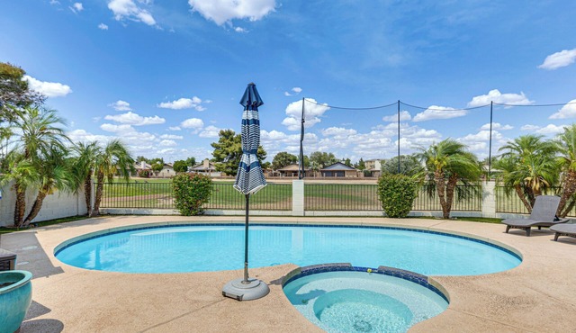 Pool & Mini Putting Green! Peoria Desert Oasis