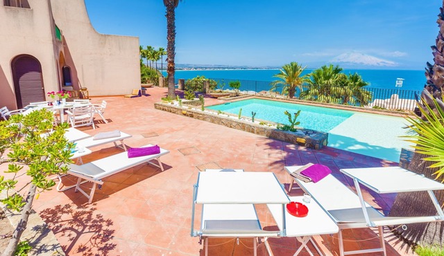 Pool, sea-view, 4 with en-suite, prestigious, by the sea