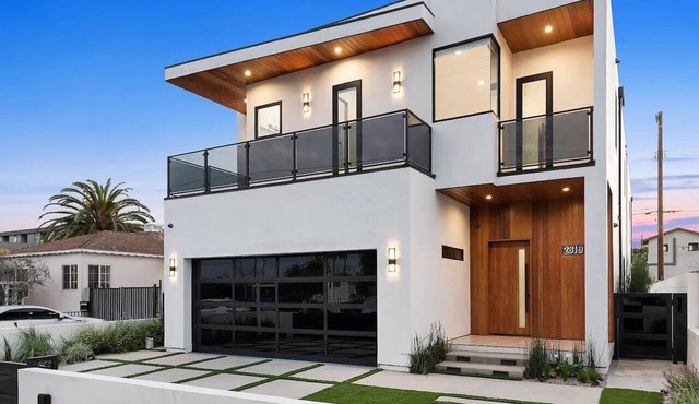 Pool, spa, rooftop, back yard, gym, fire pit, games and more