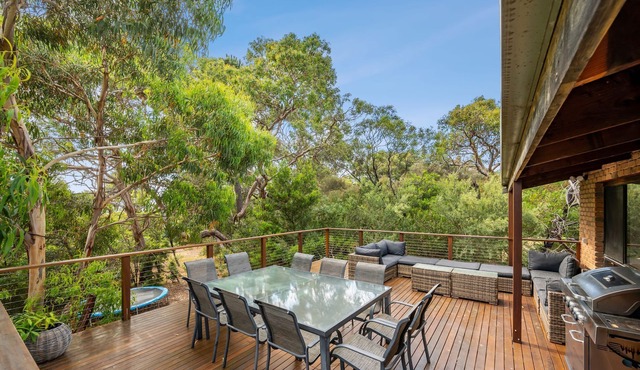 Pool table, air hockey, ping pong & foosball! Close to the beach and shops.