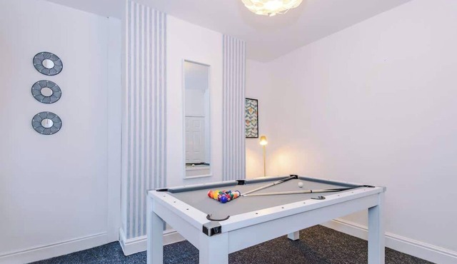 Pool Table | Free Parking | 3Bed Home in Salford