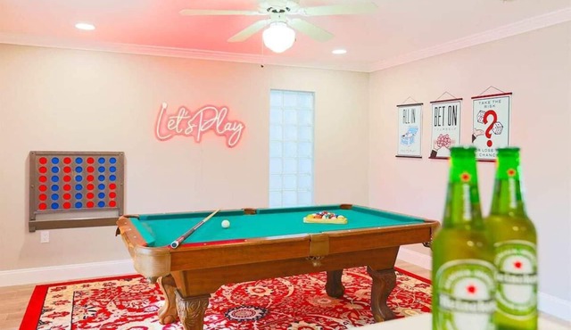 Pool Table, Minigolf, Games @ Pondside FunHouse