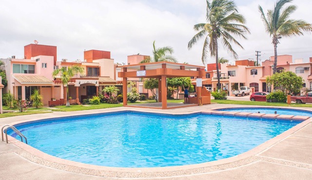 Pool view, Steps from Beach.Brand New