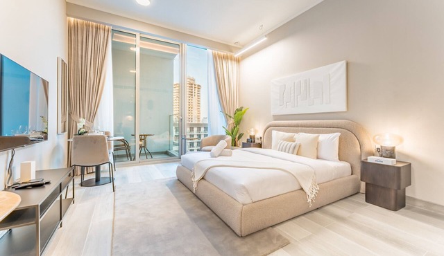Pool View Studio with Balcony Close to Mall, Concept 7 Residences