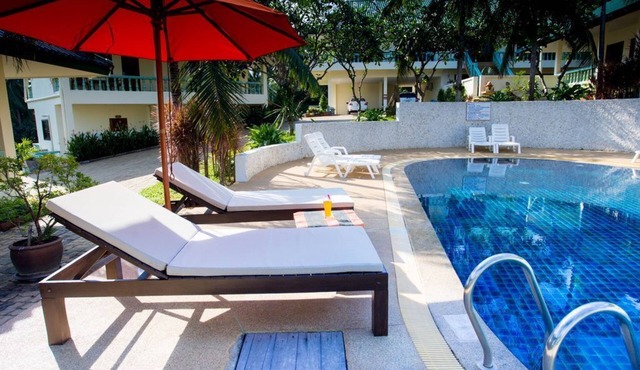 Pool view twin room A