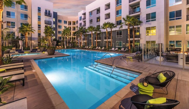 Pool view upscale 2bedroom apartment with new furniture and appliances