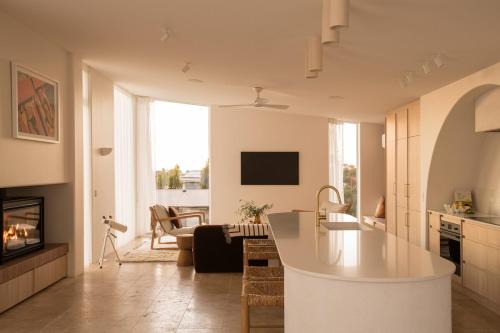 Pool Villa Bicheno - architecture, pool & sauna