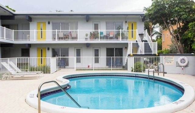 Poolside 2BR Coral Ridge Gem, Near Beach & Resto