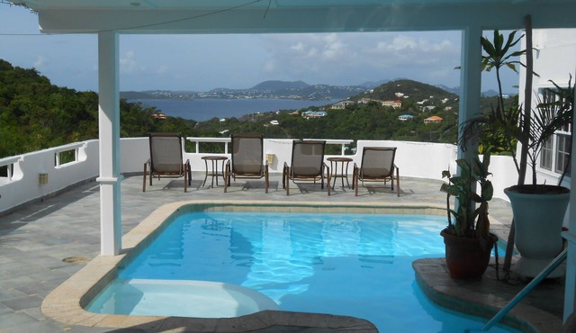 Poolside 2BR with Incredible Sunset View