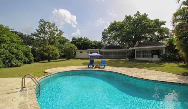 Poolside 3BR Apt near beach | Andy's