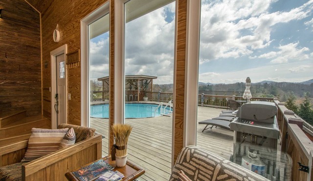 Poolside ADU w Sauna Free Tix Tiki Bar Retreat