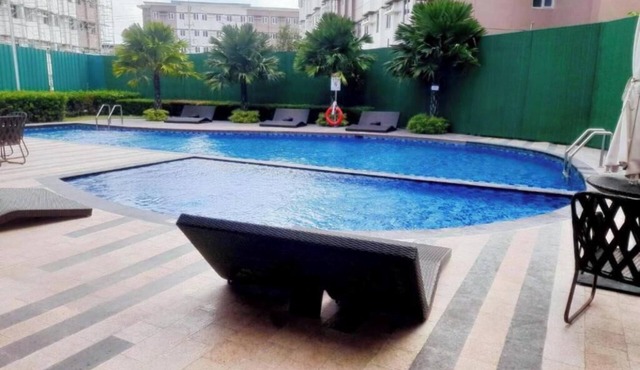 Poolside Apartment - Sleeps 4, Ac & Hot Shower