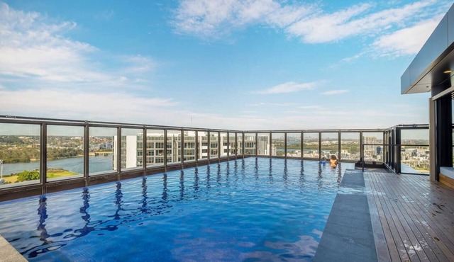 Poolside Bliss | 2Bed Retreat in Wentworth Point