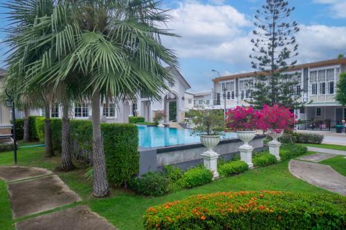 Poolside Garden Villa for 14 Guests near Safari World