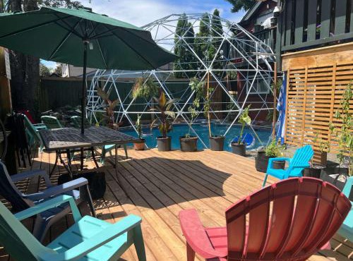 Poolside Hideaway Heated Pool All Year Ideal for Groups Sleeps 6 plus