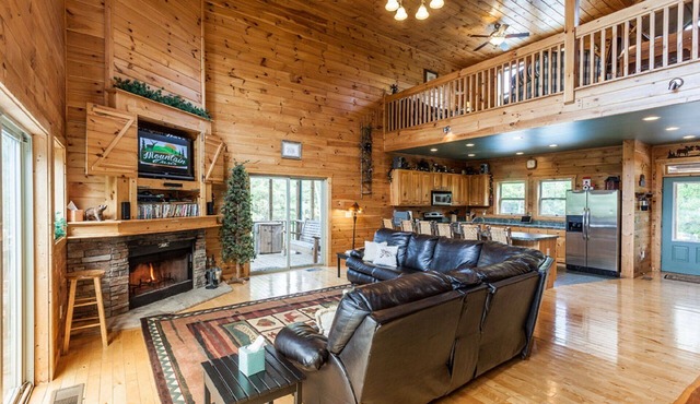 Poolside Mountain Retreat - Hot Tub, Fire Pit/ Minimum Age Requirement of 25 yrs