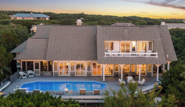 Poolside Paradise is luxury vacationing! Enjoy beautiful sunsets