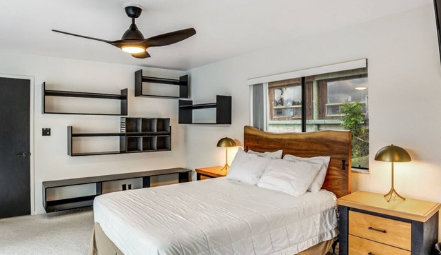 Poolside Paradise: with Double Bay View Rooms (Unit C)