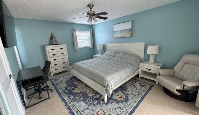 Poolside Private King Room PSL Shared Home w Hot Tub, read entire description!