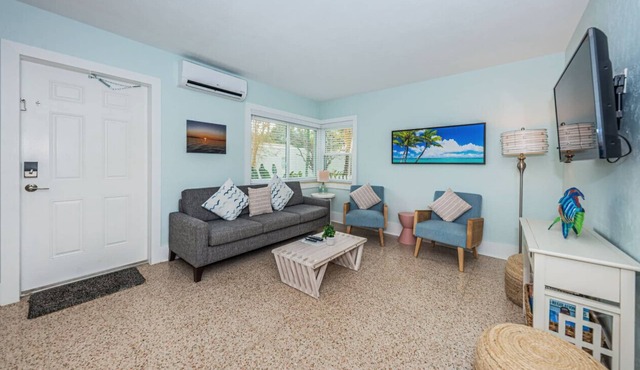 Poolside Suite- 2 beds- Large living room!