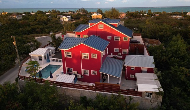 Poolside Tiny House, steps away from the pool! Privacy gate & keyless!