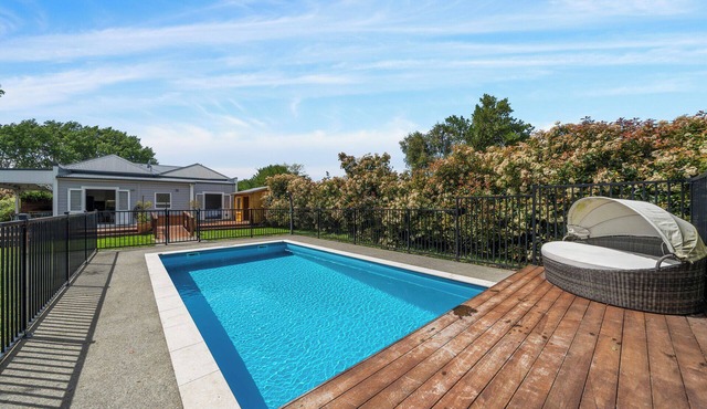 Poolside Villa on Dublin - Martinborough Retreat