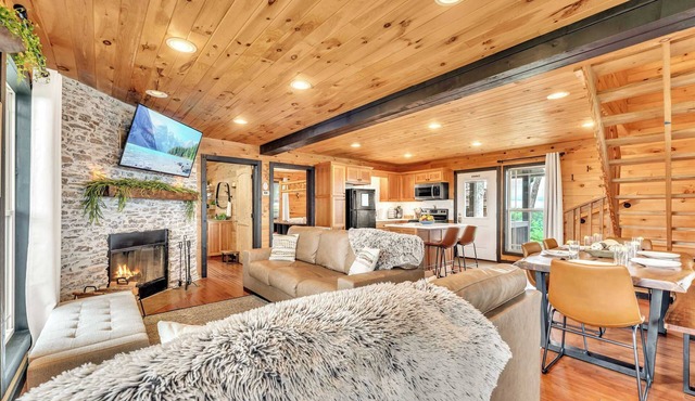 Pop & Granny's cabin with a fire pit, hot tub, & indoor pool!
