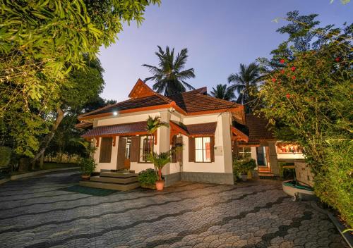 Pop Tavern Private Pool Villa Kovalam by VOYE HOMES