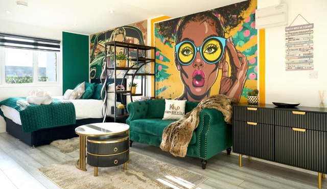 PopArt Studio CITY CENTRE SAUNA BALCONY, PRIVATE PARKING, WIFI NETFLIX- HAVEN4u