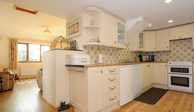 POPPY'S BARN, family friendly, character holiday cottage in Altarnun