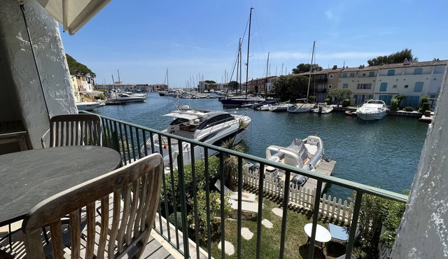 PORT GRIMAUD: Dream apartment in a quiet and precious neighborhood