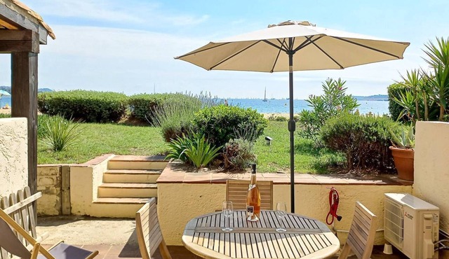 PORT GRIMAUD Studio with terrace on the beach and seaview - A/C WIFI