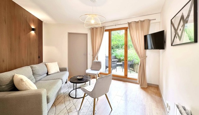 Porte de Versailles studio with terrace