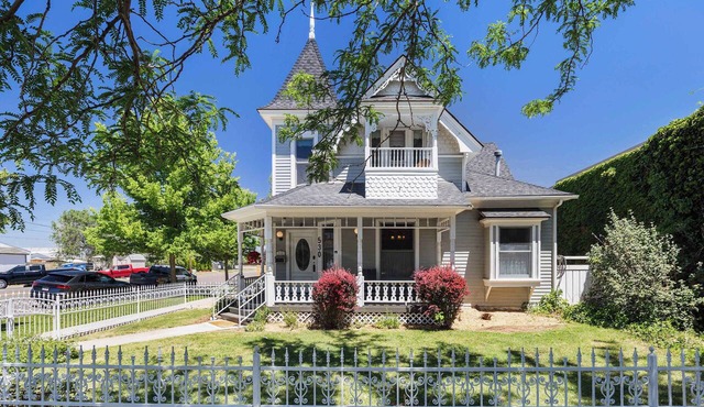 Porter House Victorian | Hot tub & King Suite