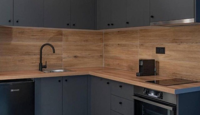 Poseidon 6: Stylish 4th-Floor Escape with Comfort, Space, and Stunning Views!