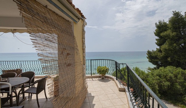 Poseidon Seafront Apartment by RentalsPro