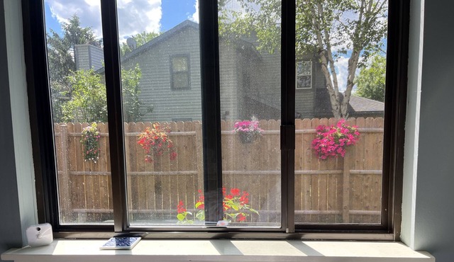Posh 1,100 sft townhome fenced in yard, patio,excellent location